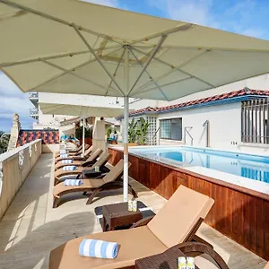 la-nina-sitges.catalonia-hotels.com/